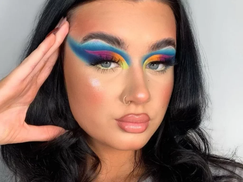 Tips On How To Make Your Eyeshadow Look Brighter